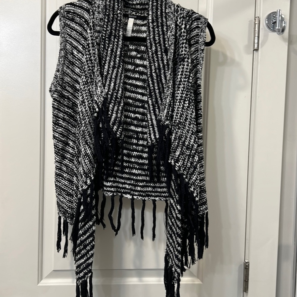 Kensie sweater vest with fringe S